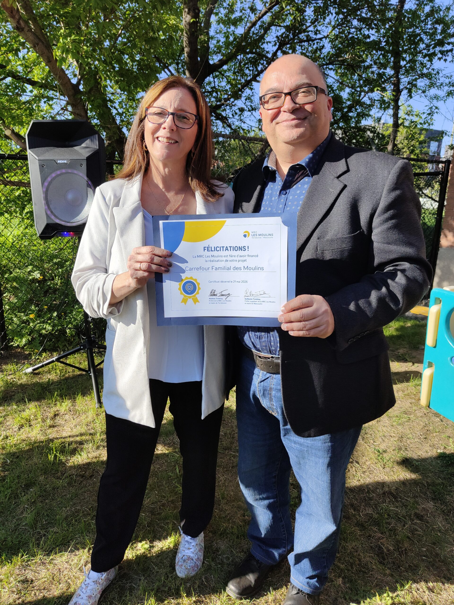 Othmane Khaoua remet un certificat de félicitations à Suzy Lampro